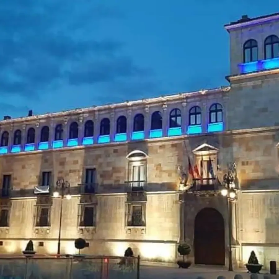 Diputación de León iluminada